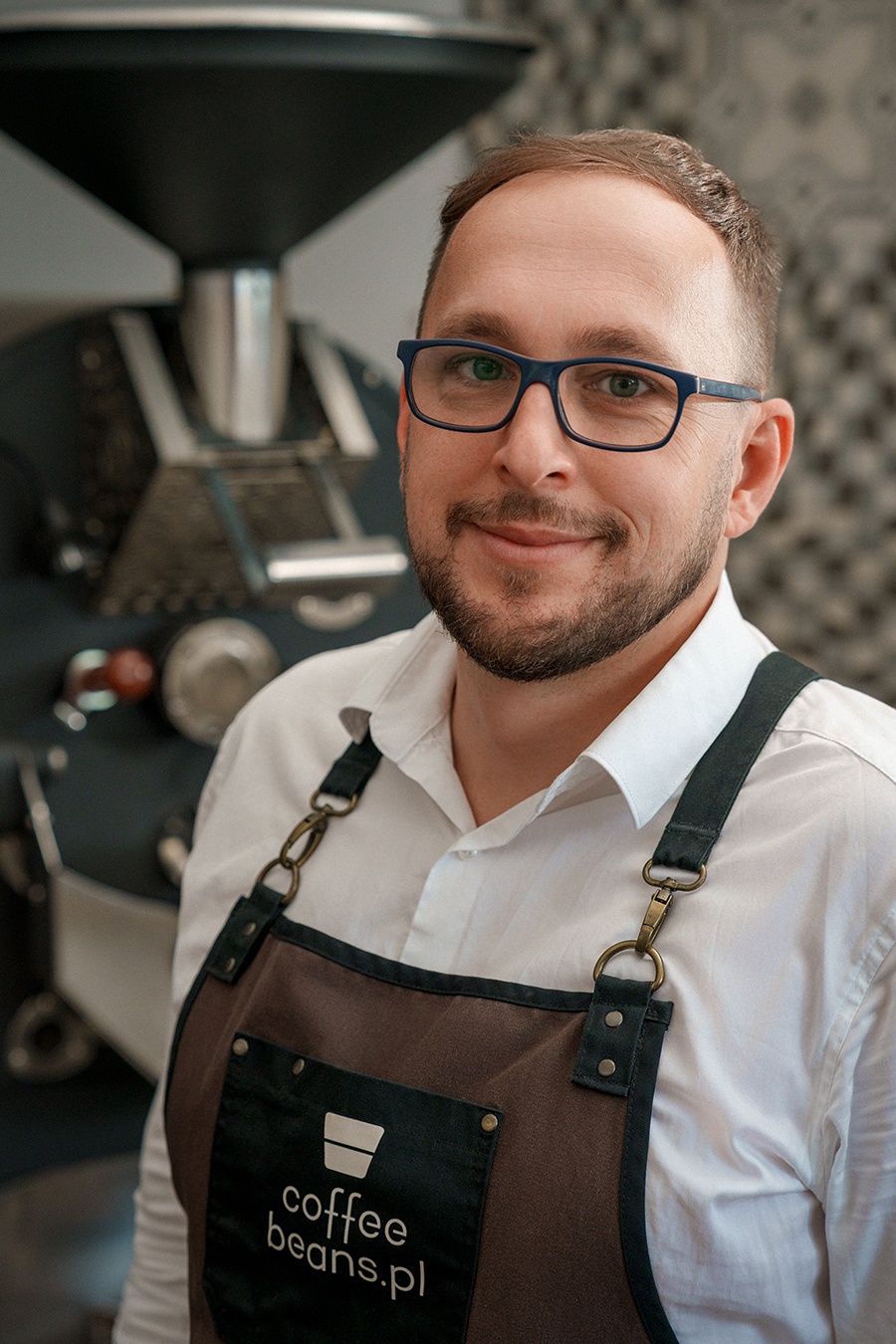 Właściciel palarni Kawa Palarnia Kawy Coffeebeans.pl przy pracy